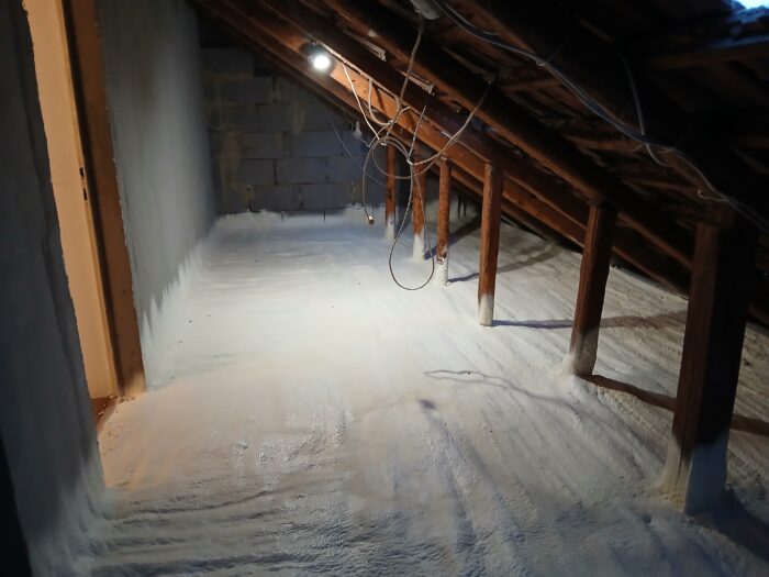 K&uuml;lső hőv&eacute;delem kialak&iacute;t&aacute;sa &ndash; r&ouml;gz&iacute;tőelemek felhelyez&eacute;se, munkav&eacute;gz&eacute;s k&ouml;zben (korszerűs&iacute;t&eacute;si program keret&eacute;ben)