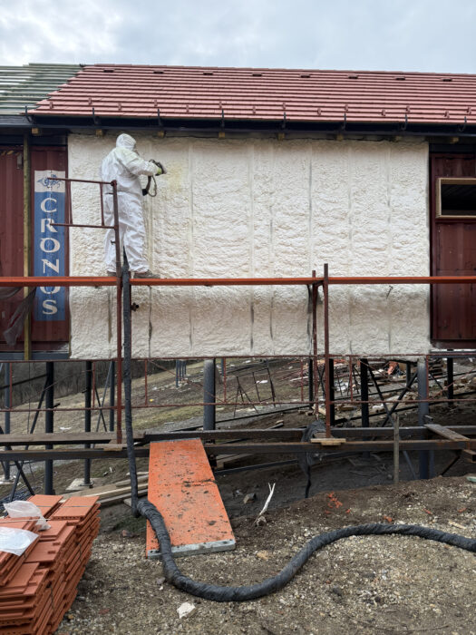 K&uuml;lső hőv&eacute;delem kialak&iacute;t&aacute;sa (be&aacute;ll&iacute;t&aacute;s &eacute;s igaz&iacute;t&aacute;s, anyag &eacute;s eszk&ouml;z&ouml;k), energiamegtakar&iacute;t&aacute;s c&eacute;lj&aacute;b&oacute;l