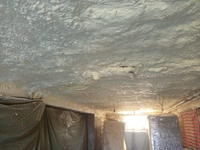 K&uuml;lső hőv&eacute;delem kialak&iacute;t&aacute;sa &ndash; vakol&aacute;s elők&eacute;sz&iacute;t&eacute;se, illeszt&eacute;s r&eacute;szlete (kivitelez&eacute;s k&ouml;zben)