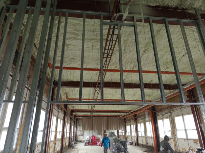 Szerkezeti elők&eacute;sz&iacute;t&eacute;s &ndash; sarokv&eacute;delem elhelyez&eacute;se, illeszt&eacute;s r&eacute;szlete; kivitelez&eacute;s k&ouml;zben