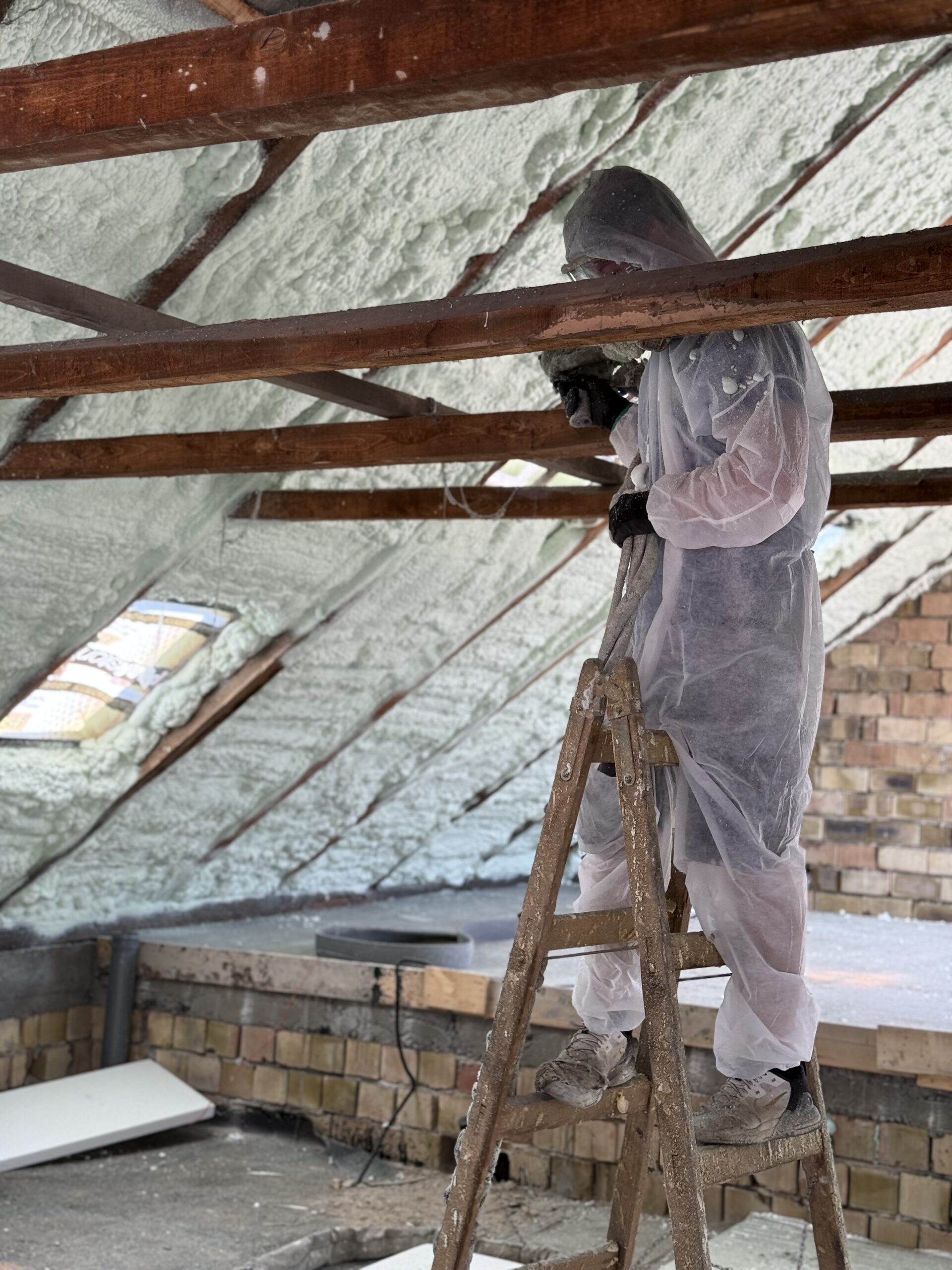 Komfortn&ouml;velő fel&uacute;j&iacute;t&aacute;s: tetőszigetel&eacute;s, r&eacute;szletfot&oacute;